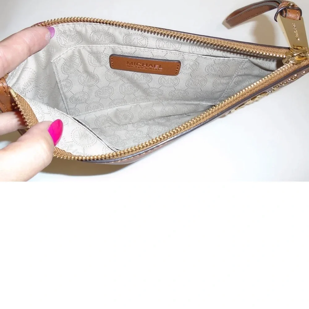 Michael Kors - Rhea studded pouch in lambskin - Picture 4 of 7